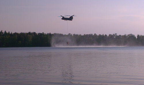 Een chinook haalt water uit de Alba plas